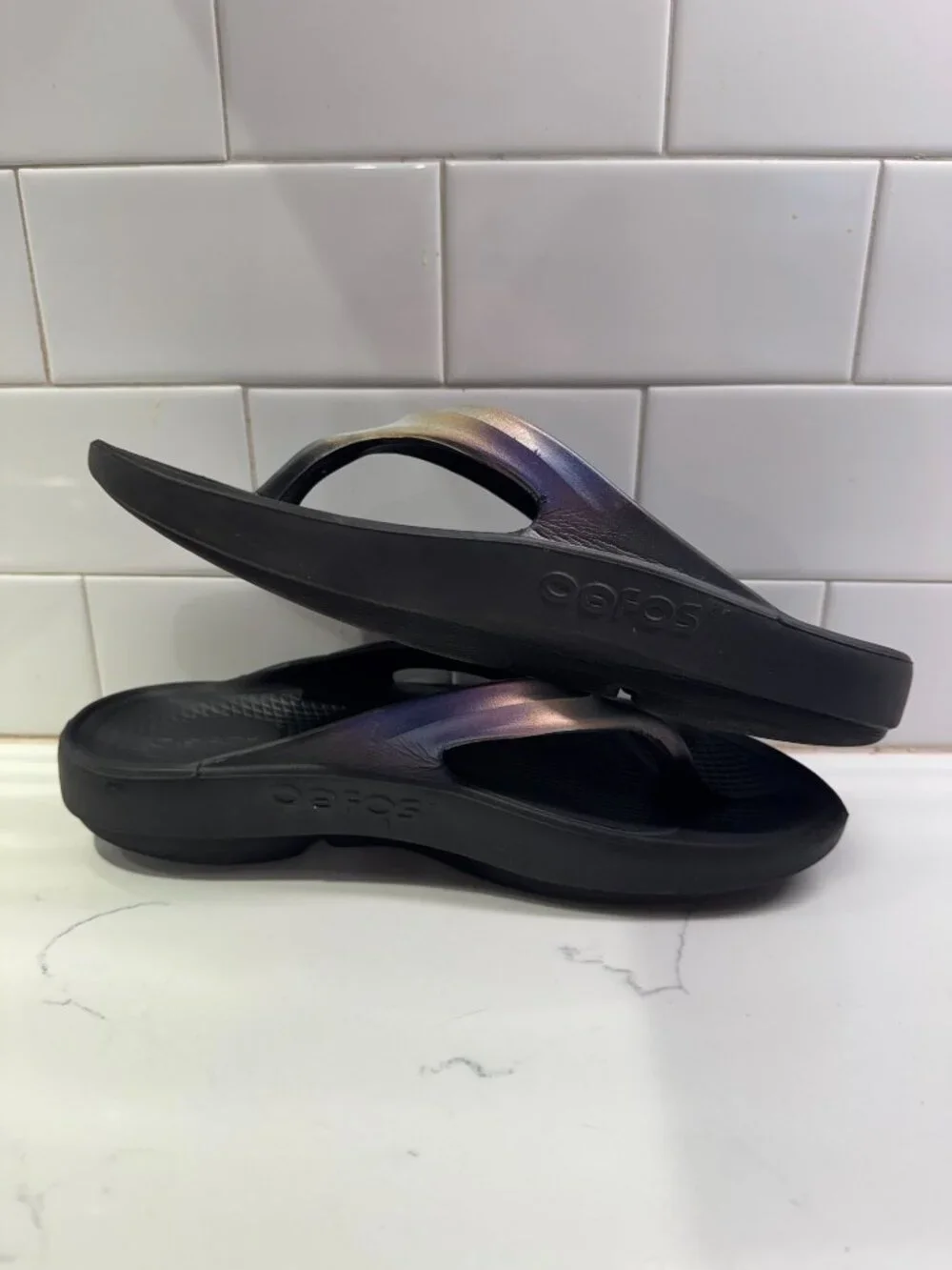 Oofos Recovery Thong Sandals Flip Flops Womens 9 EU39 Black Iridescent Strap